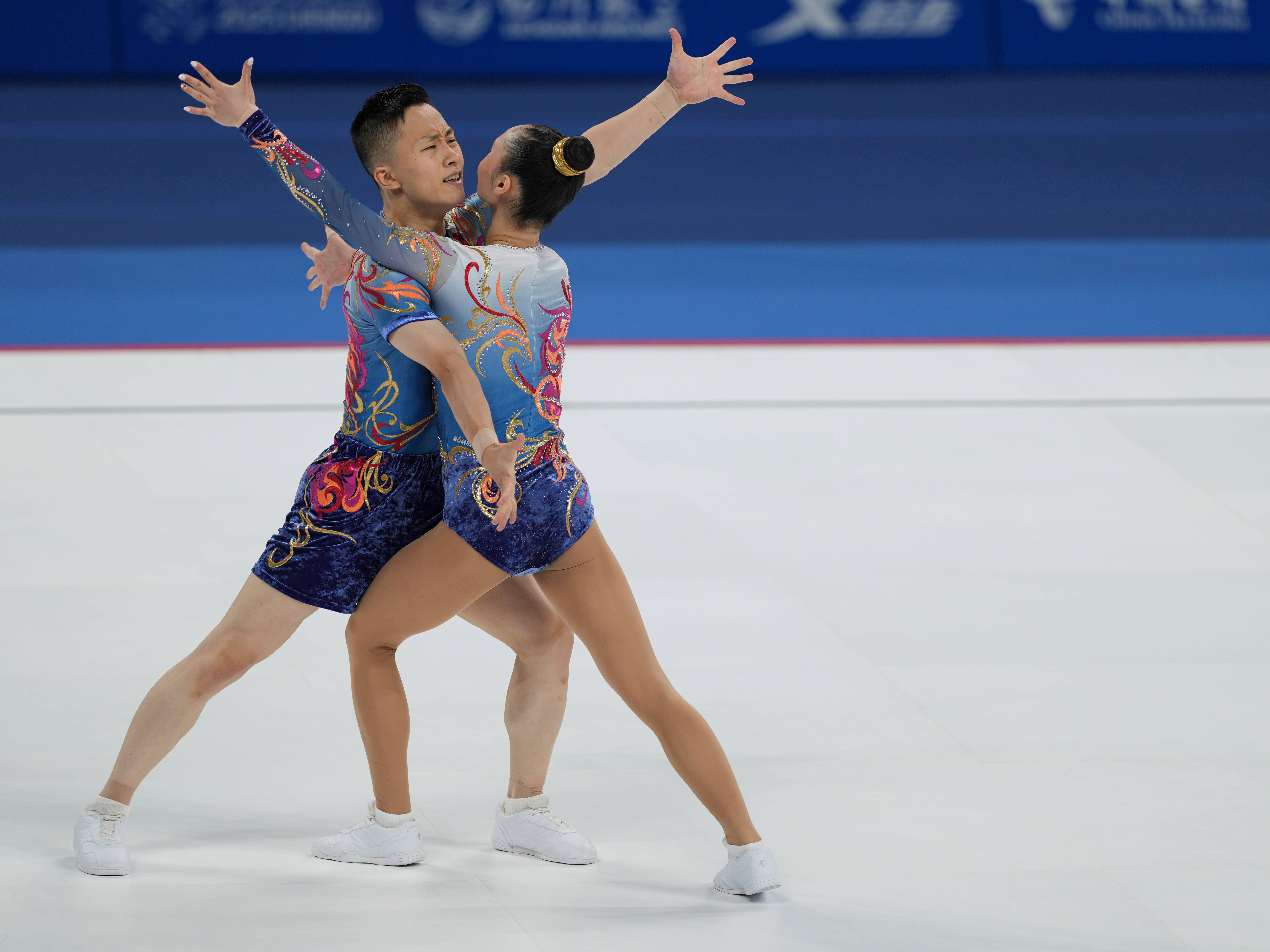 体操决赛震撼开打,巅峰对决引爆全场 体操决赛震撼开打,巅峰对决引爆全场