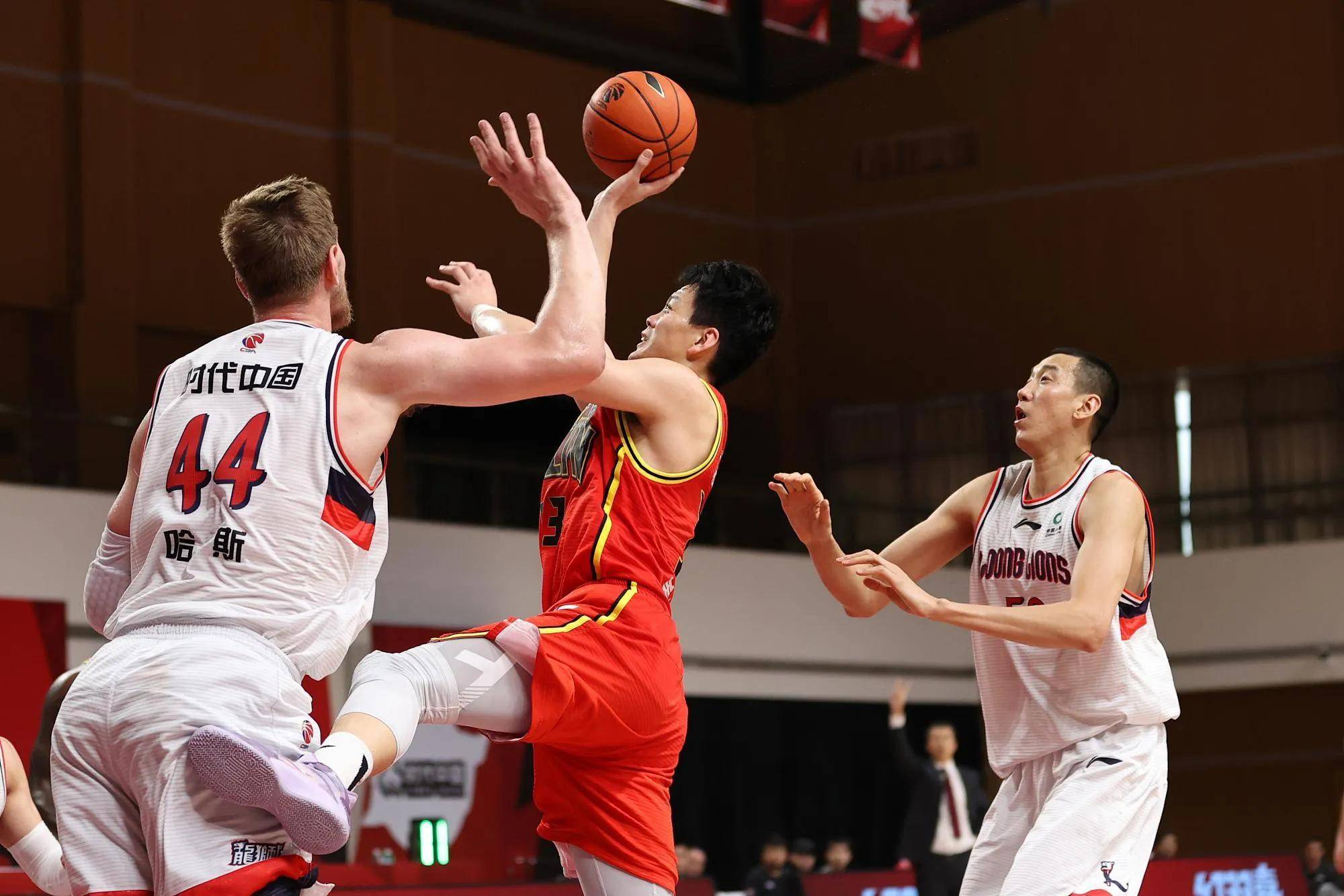 开云体育中国-福建队鏖战北京队，武切维奇统治全场